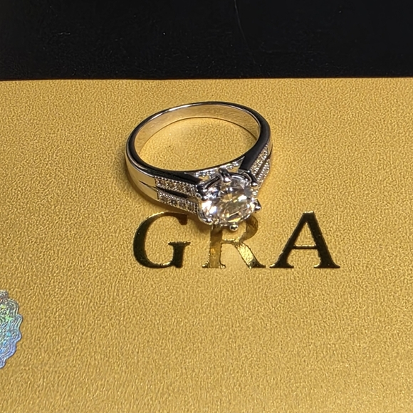 1.2 Ctw MOISSANITE RING . WHITE GOLD FILLES - Picture 2 of 7